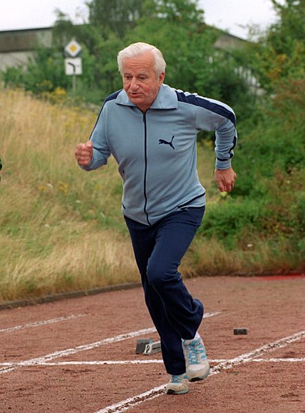 Richard von Weizsäcker macht Sportabzeichen 1993