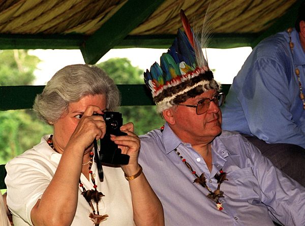 Roman Herzog in Brasilien zum Ehrenhäuptling ernannt