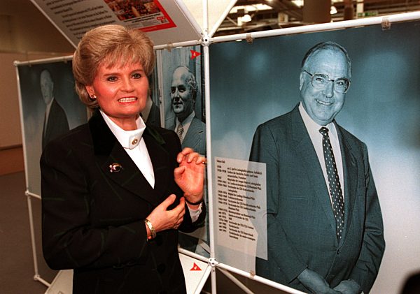 Hannelore Kohl besichtigt Ausstellungs-Foto ihres Mannes