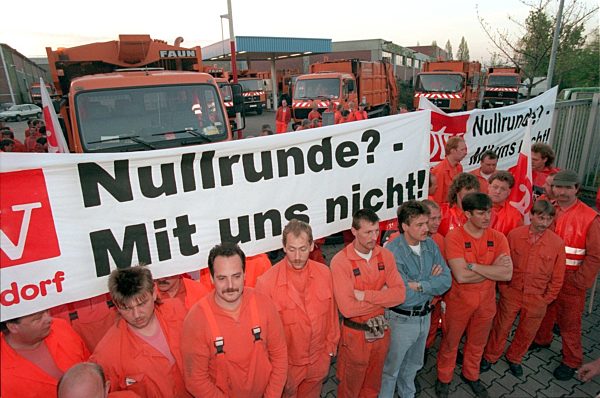 Düsseldorfer Müllwerker protestieren gegen Nullrunde