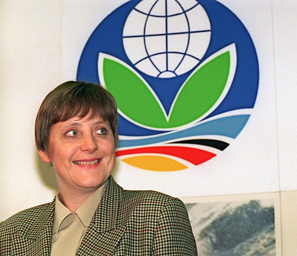 Umweltministerin Merkel vor dem Klimakonferenz-Logo 1995