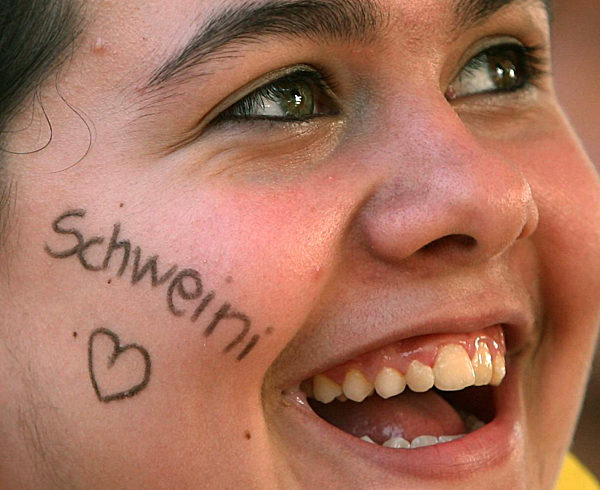 Eine Verehrerin von "Schweini" (Bastian Schweinsteiger) verfolgt am Freitag...