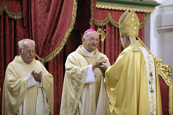Der Diözesanbischof von Passau, Wilhelm Schraml (M), erhält am Freitag (15...