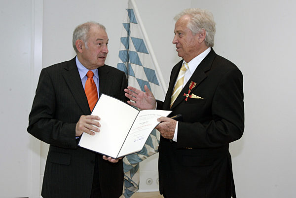 Der Bayerische Ministerpräsident Günther Beckstein (CSU - l) verleiht am...