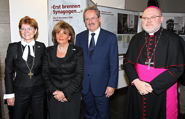 Die Regionalbischöfin Susanne Breit-Keßler (l)...