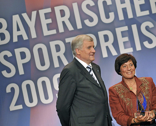 Der bayerische Ministerpräsident Horst Seehofer (CSU) überreicht am Montag...