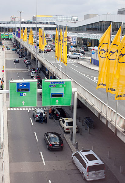 Autos sind am Sonntag (29.03.2009) auf einer Zufahrt zum Frankfurter...