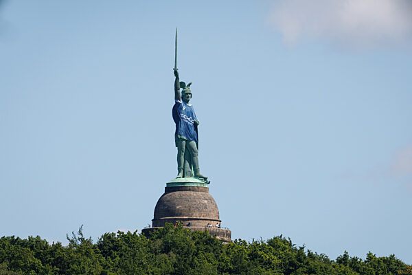 Hermannsdenkmal trägt Trikot von Arminia Bielefeld