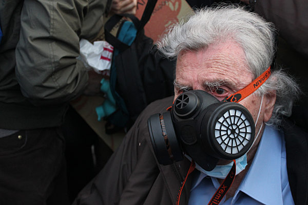 M. Theodorakis mit Gasmaske.