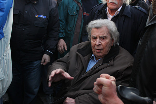 M. Theodorakis unter den Demonstranten in Athen.