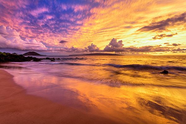 Dramatic clouds during a colourful beach sunset; Makena, Maui, Hawaii, United States of America