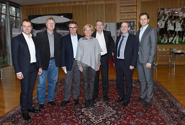 Fussball/DFB-Pressekonferenz "DFB 2024" in Frankfurt, 16.12.2014