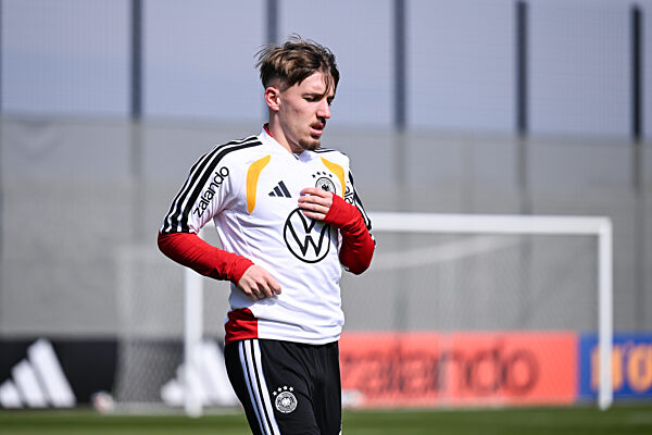 A-Nationalmannschaft beim Training  In der letzten Trainingseinheit der deutschen A-Nationalmannschaft ging es intensiv zur Sache. Auch Lennard Karl zeigte starken Einsatz und viel Tempo. Die Mannschaft wirkt fokussiert und bereit für die nächsten Spiele.