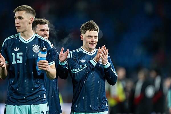 Deutschland schlägt die Schweiz – Sieg gesichert! Deutschland startet ins WM-Jahr mit einem 4:3-Sieg gegen die Schweiz in Basel. Florian Wirtz glänzt mit zwei Toren und bereitet die Treffer von Jonathan Tah und Serge Gnabry vor. Ein spannendes Auftaktspiel für das DFB-Team.