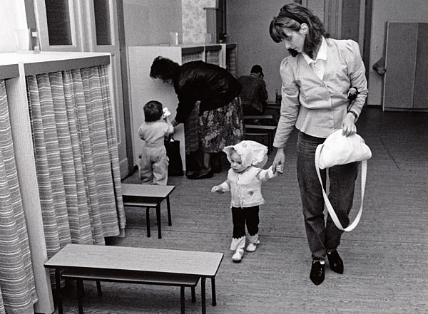 Kinderbetreuung in der DDR -  eine junge Mutter holt ihre Tochter aus einer...