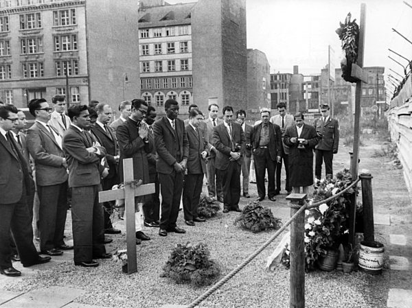 Internationale Gewerkschaftsführer am Mahnmal für Peter Fechter in Berlin
