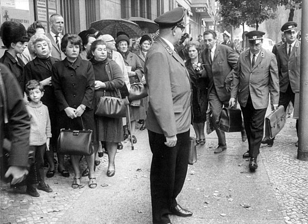 Passierscheinstelle für dringende Familienangelegenheiten in Berlin