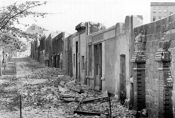 Für den Bau der Mauer abgerissene Häuser in der Bernauer Straße in Berlin