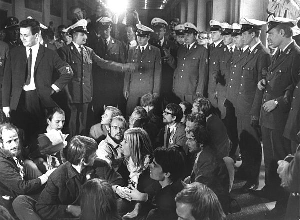 Tumults in the Schöneberg Town Hall - Teufel back in custody