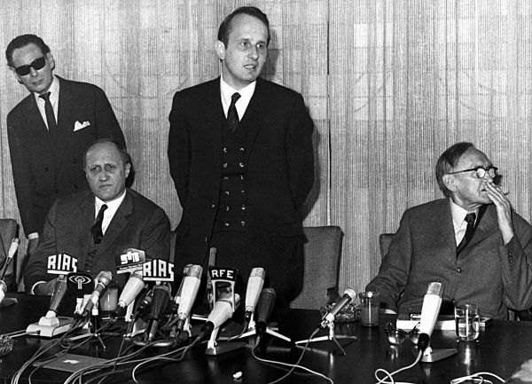 Hochhuth gibt Pressekonferenz zu "Soldaten"