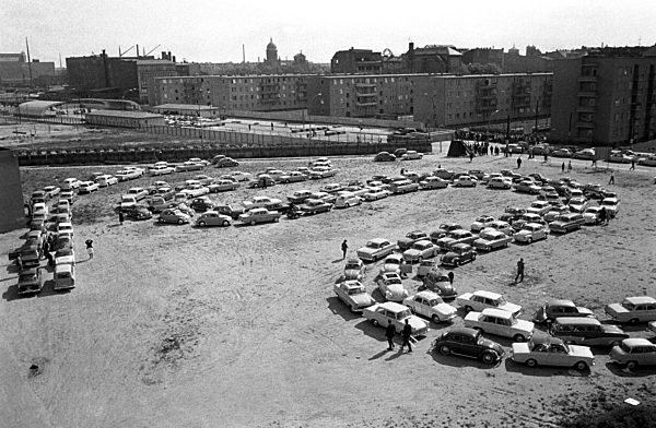 Autoschlangen am Sektorenübergang Heinrich-Heine-Straße in Berlin