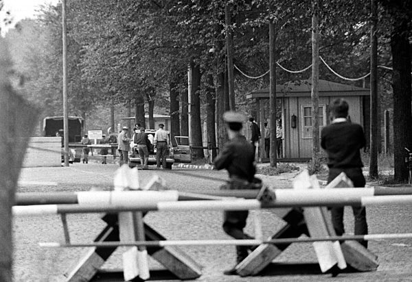 Grenzkontrolle am Grenzübergang Berlin-Staaken