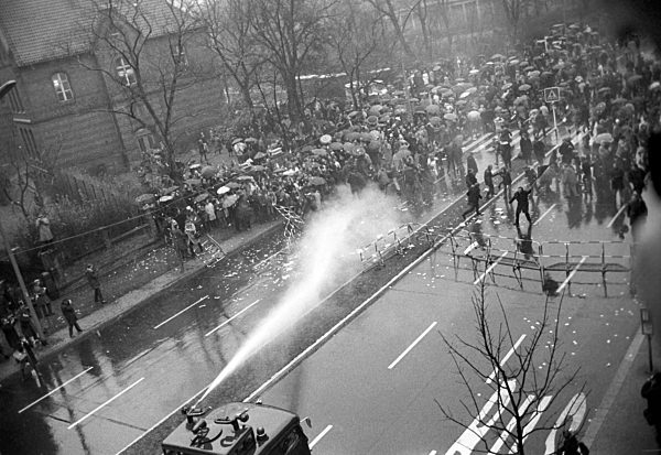 Water guns against "Teufel" demonstrators 1967