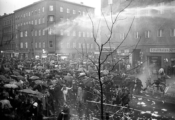 Water guns against "Teufel" demonstrators 1967