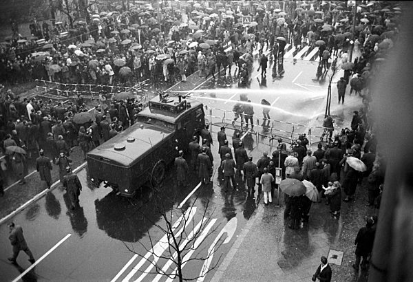 Water guns against "Teufel" demonstrators 1967