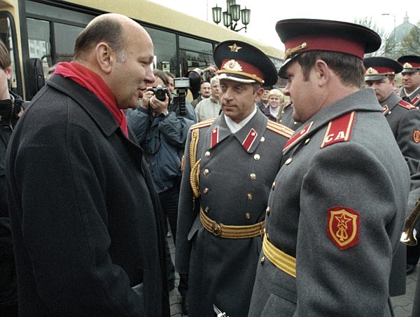 Walter Momper mit sowjetische Soldaten - 1990