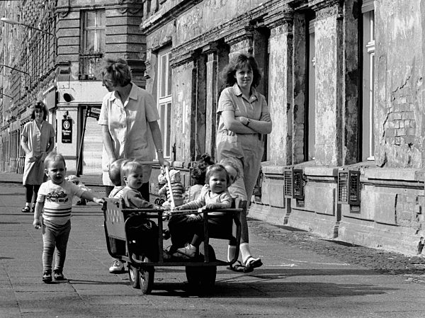 DDR - Helmholtzplatz in Berlin Prenzlauer Berg 1990