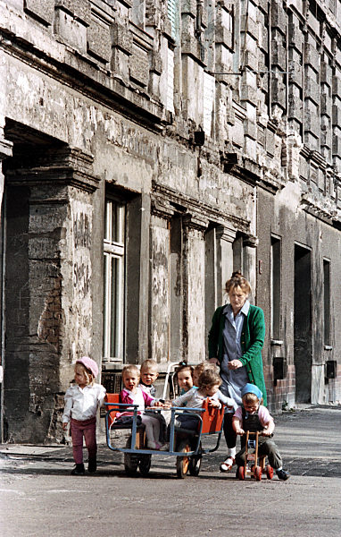 DDR - Helmholtzplatz in Berlin Prenzlauer Berg 1990
