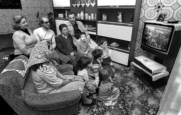 Berlin(West) -  kurdische Familie sieht fern 1986