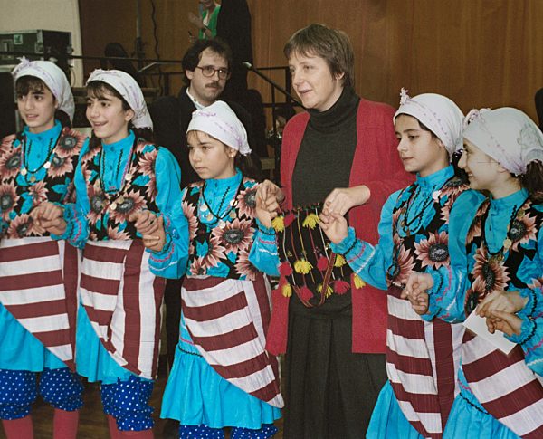 Angela Merkel mit türkischen Kindern