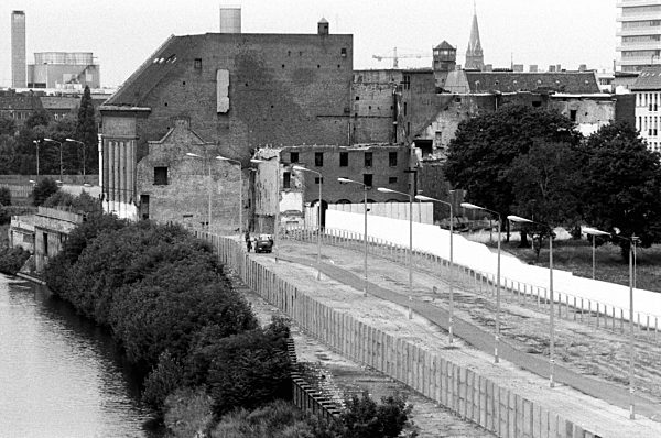Berlin-Wedding / Berliner Mauer / 1987 / Wachturm und Todesstreifen an der...