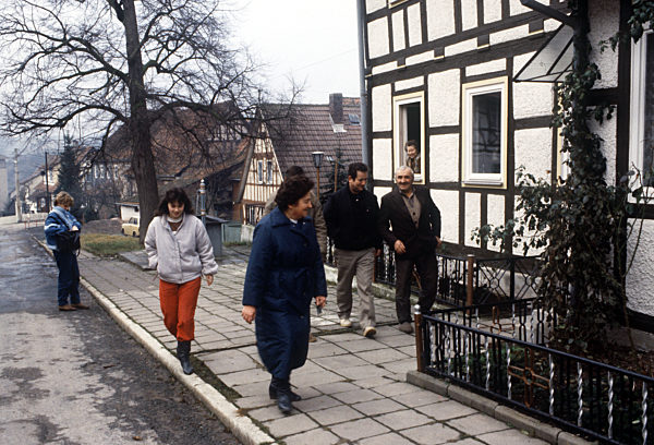 Eine ausländische Familie spaziert durch die Straßen von Ummerstadt...
