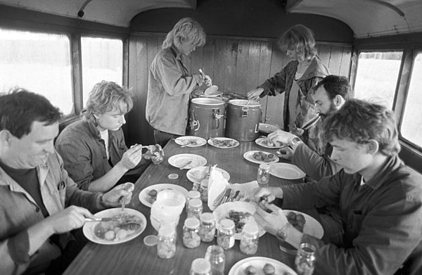 DDR -  Pausenverorgung in der LPG Gerwisch