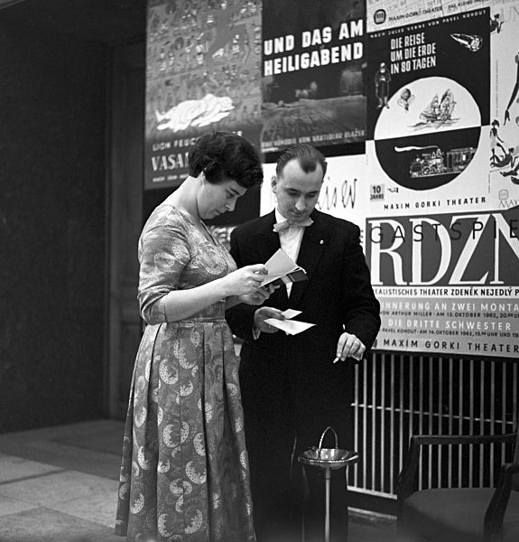 DDR - Theaterbesucher