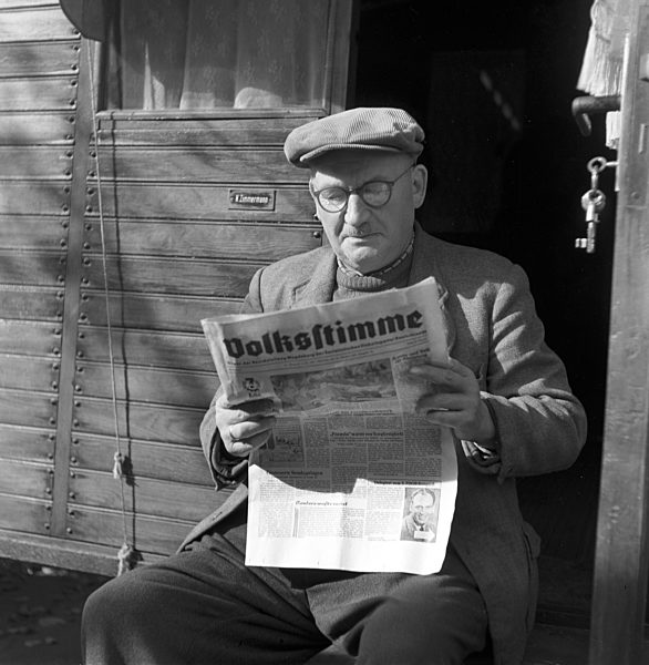 DDR -  Zeitungsleser