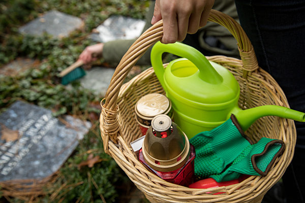 Besuch auf dem Friedhof - Grabpflege