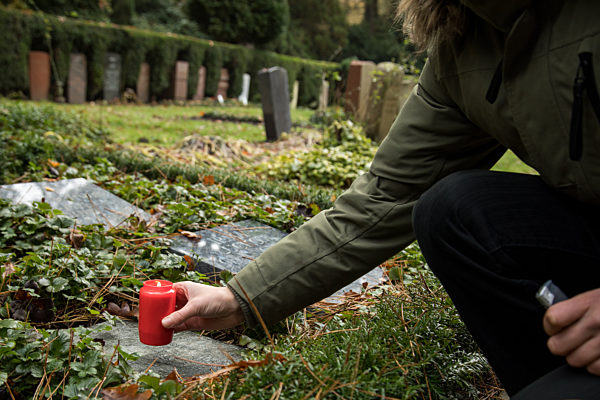 Besuch auf dem Friedhof - Grabpflege