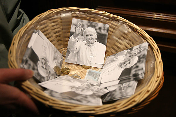 Prayer night for John Paul II in the Paris cathedral Ð C