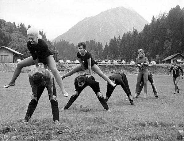 Eislauf-Elite im Sommertraining - Bockspringen