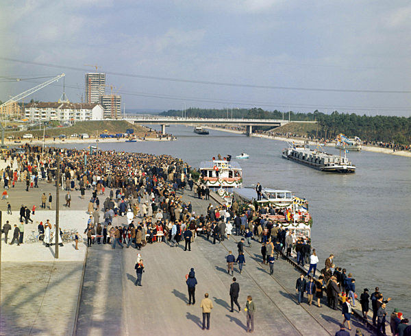 Die ersten Passagier- und Frachtschiffe laufen im Oktober 1970 anlässlich...