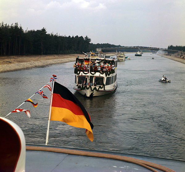 Die ersten Passagierschiffe fahren im Oktober 1970 anlässlich der Einweihung...