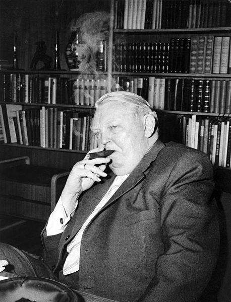 Wirtschaftsminister Prof. Ludwig Erhard (CDU) in seinem Heim am Tegernsee...