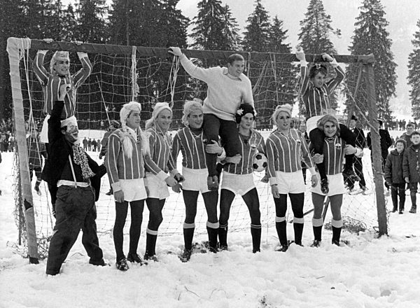 Frauenfußball: Armin Hary und seine "Damen-Fußballmannschaft"