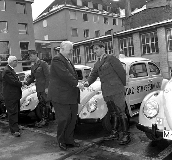 Bundesverkehrsminister Seebohm beim ADAC