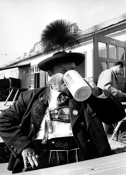 Bayer in Tracht trinkt Bier auf Oktoberfest