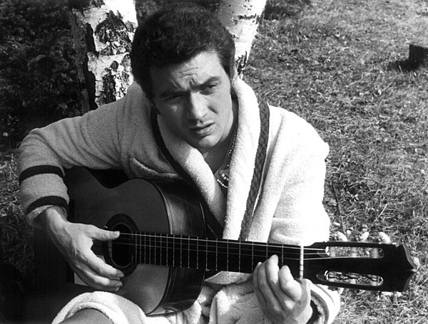 Hans-Jürgen Bäumler spielt Gitarre